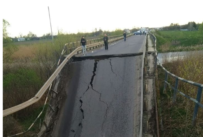 Міст, який впав на Львівщині, жодного разу не ремонтувався Міст, який впав на Львівщині, жодного разу не ремонтувався