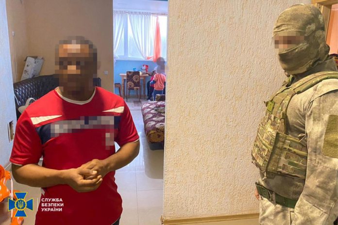 СБУ викрила шахраїв, які продавали підробку на вакцину СБУ викрила шахраїв, які продавали підробку на вакцину