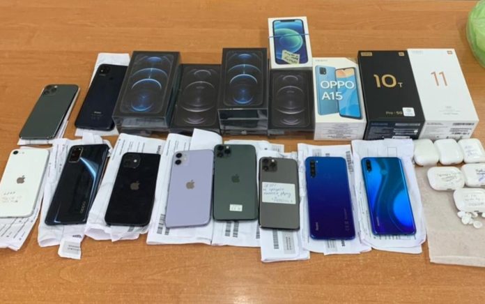 Львів’янин хотів перевезти через кордон смартфони, сховавши їх у подушці безпеки Львів’янин хотів перевезти через кордон смартфони, сховавши їх у подушці безпеки