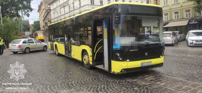Водій у Львові протаранив двері автобуса, та втік до приїзду поліцейських (фото) Водій у Львові протаранив двері автобуса, та втік до приїзду поліцейських (фото)