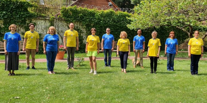 Співробітники посольства Великої Британії сфотографувалися у формі збірної України Співробітники посольства Великої Британії сфотографувалися у формі збірної України