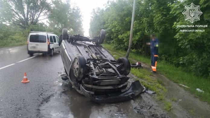 23-річний водій під наркотиками перекинувся на дах на околиці Львова 23-річний водій під наркотиками перекинувся на дах на околиці Львова