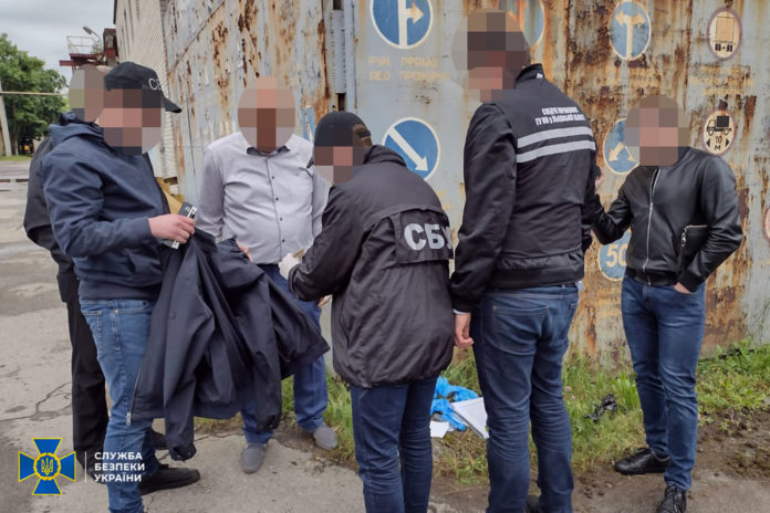 У Львові на хабарі викрили керівництво одного зі стратегічних підприємств Міноборони (фото) У Львові на хабарі викрили керівництво одного зі стратегічних підприємств Міноборони (фото)