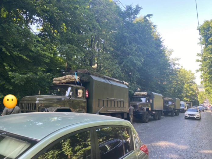 У Держслужбі спецзв’язку пояснили, чому їхня техніка намагалася потрапити у Митрополичі сади У Держслужбі спецзв’язку пояснили, чому їхня техніка намагалася потрапити у Митрополичі сади