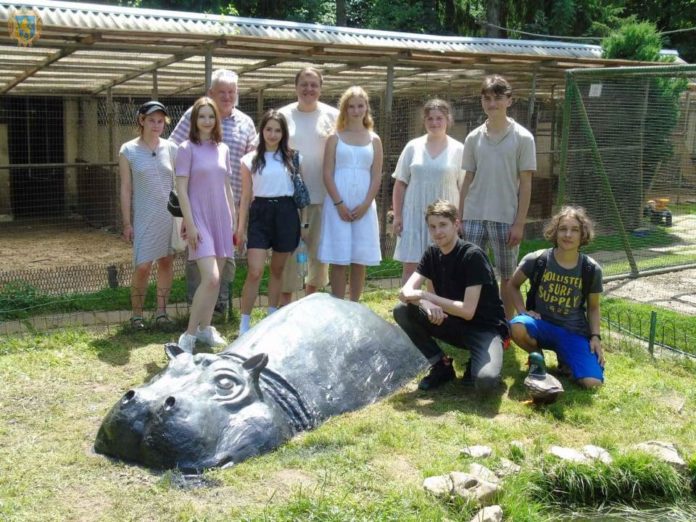У Львові студенти відновили скульптури тварин в екоцентрі