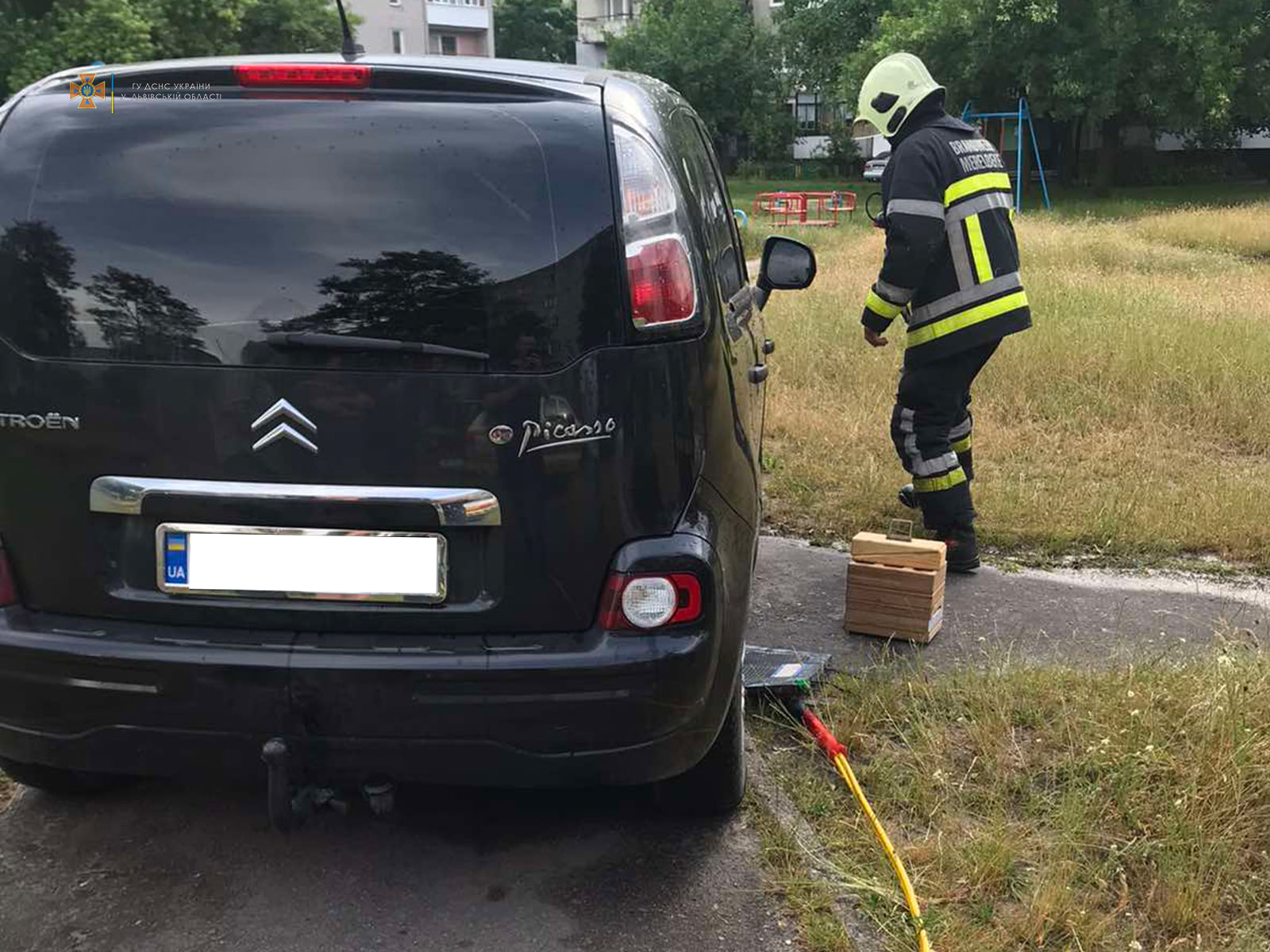 На Львівщині рятувальники звільнили собаку з-під автомобіля - 2
