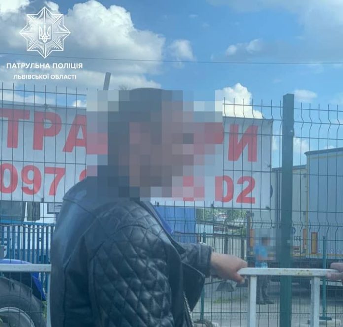 Мотоцикліст напідпитку пропонував хабар львівським патрульним, щоб ті його відпустили Мотоцикліст напідпитку пропонував хабар львівським патрульним, щоб ті його відпустили