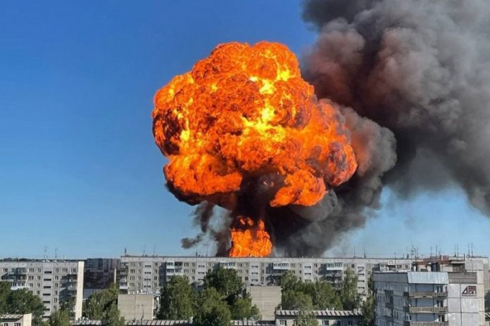 Будинки захиталися, а автівки відлітали на декілька метрів: у Новосибірську стався потужний вибух (відео) Будинки захиталися, а автівки відлітали на декілька метрів: у Новосибірську стався потужний вибух (відео)