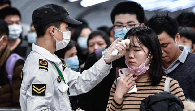 GUAGZHOU, CHINA - JANUARY 22: Citizens wear masks to defend agai