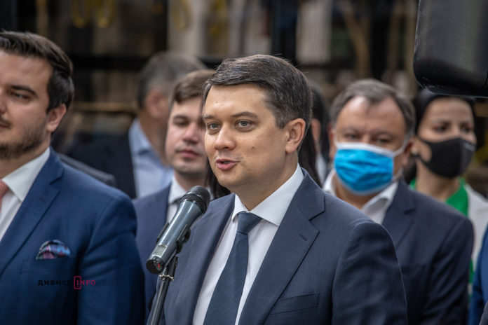 Разумков не проти поторгуватися з Росією за подачу води в окупований Крим Разумков не проти поторгуватися з Росією за подачу води в окупований Крим