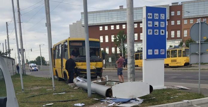 У Львові маршрутка в’їхала у знак та конструкцію АЗС У Львові маршрутка в’їхала у знак та конструкцію АЗС