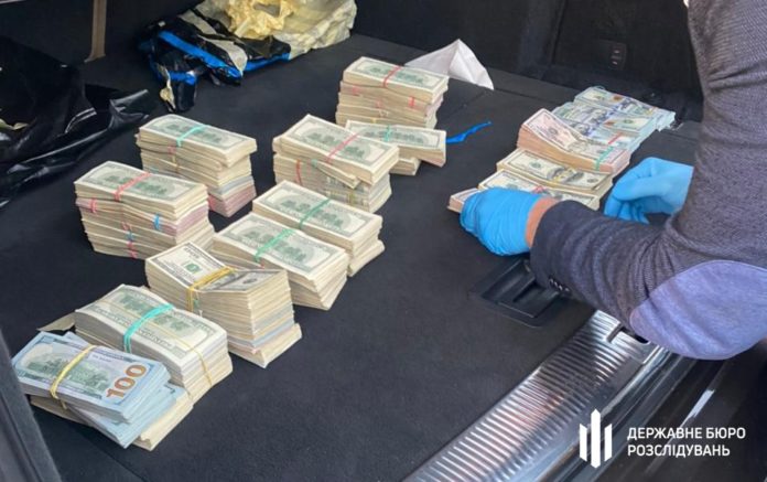 В машині начальника митного посту знайшли 700 тис доларів (відео) В машині начальника митного посту знайшли 700 тис доларів (відео)