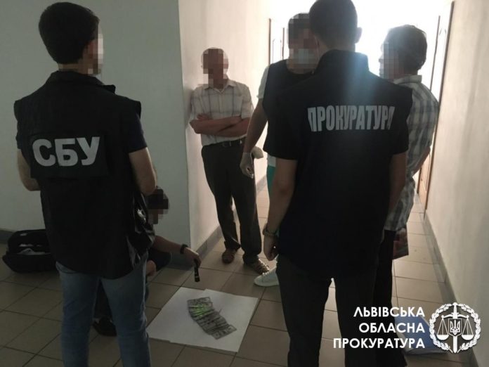 На хабарі затримали керівника Львівського відділення Фонду соцстрахування На хабарі затримали керівника Львівського відділення Фонду соцстрахування
