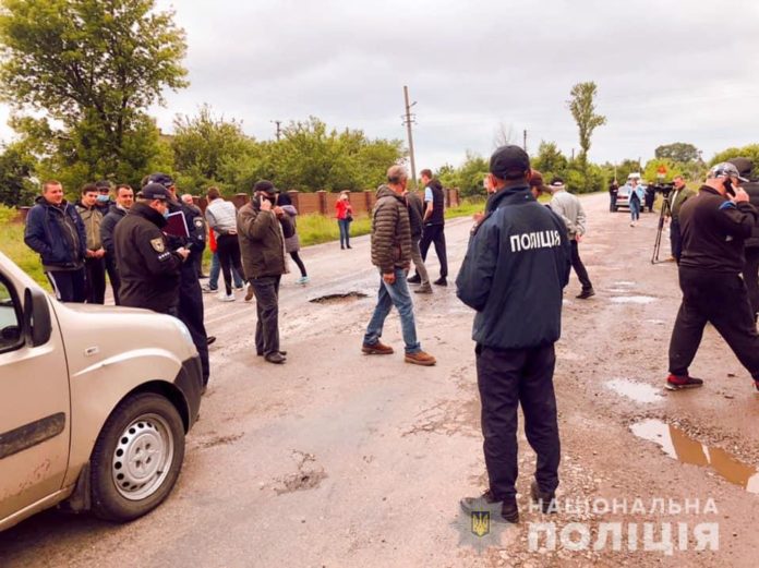 На Івано-Франківщині жителі перекривали дорогу Тязів-Снятин через незадовільний стан На Івано-Франківщині жителі перекривали дорогу Тязів-Снятин через незадовільний стан