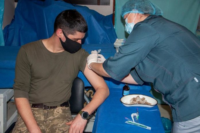 У ЗСУ за добу щеплення від коронавірусу отримали понад 1200 військовослужбовців У ЗСУ за добу щеплення від коронавірусу отримали понад 1200 військовослужбовців