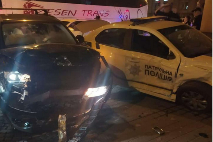 У Львові джип протаранив поліцейське авто У Львові джип протаранив поліцейське авто