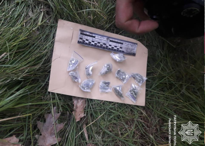У Львові троє патрульних під час відпочинку виявили розповсюджувача наркотиків У Львові троє патрульних під час відпочинку виявили розповсюджувача наркотиків