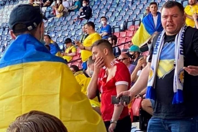 Як українські фанати відреагували на появу на трибуні вболівальника з російським триколором Як українські фанати відреагували на появу на трибуні вболівальника з російським триколором