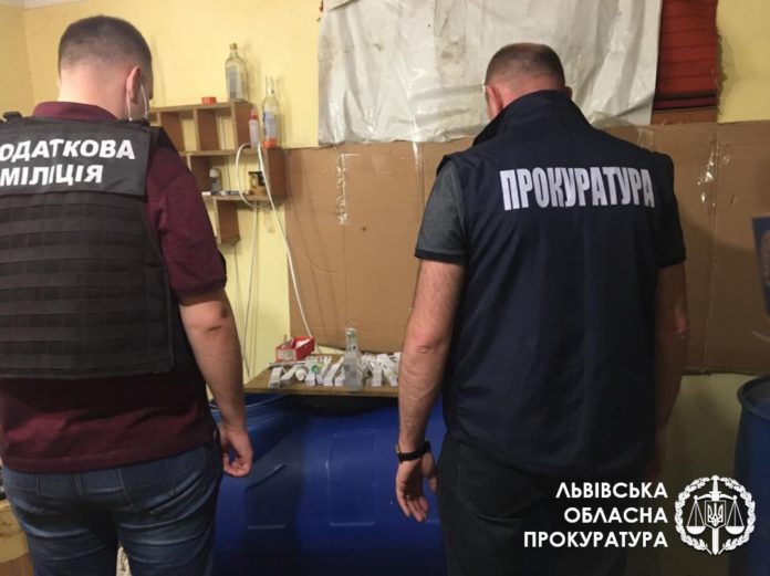 На Жовківщині викрили цех з виготовлення підробної горілки (фото) На Жовківщині викрили цех з виготовлення підробної горілки (фото)
