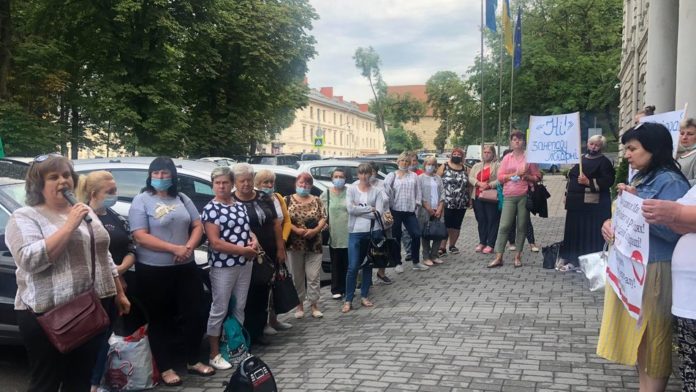 У Львові вийшли на протест медики психіатричної лікарні У Львові вийшли на протест медики психіатричної лікарні