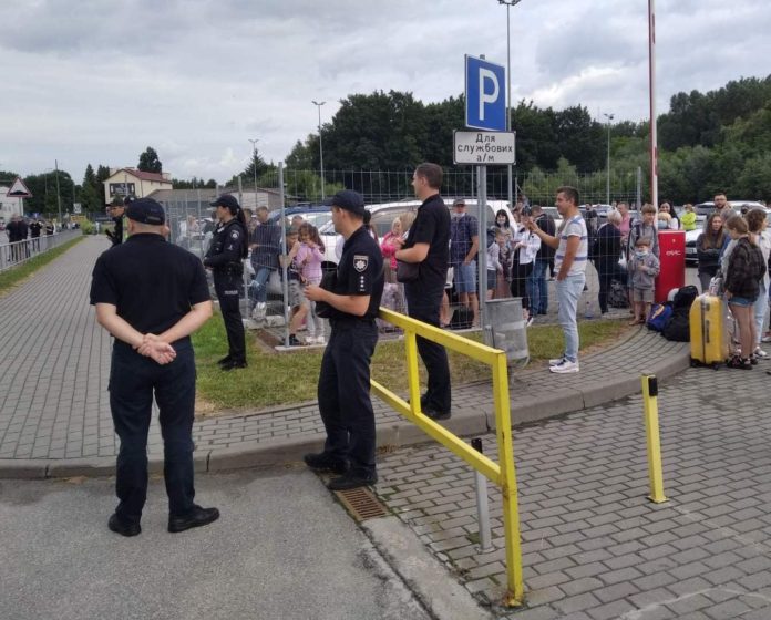 В аеропорту Львова знешкодили підозрілу сумку, але вибухівки так і не знайшли В аеропорту Львова знешкодили підозрілу сумку, але вибухівки так і не знайшли
