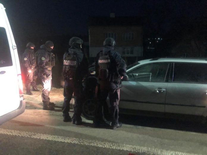 На Львівщині викрили банду, яка нападала на пасажирів рейсових автобусів (фото) На Львівщині викрили банду, яка нападала на пасажирів рейсових автобусів (фото)