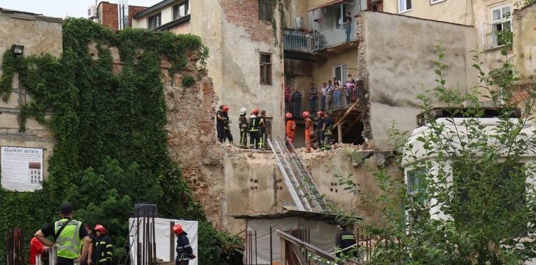 У Львові через обвал стіни будинку загинув 17-річний хлопець