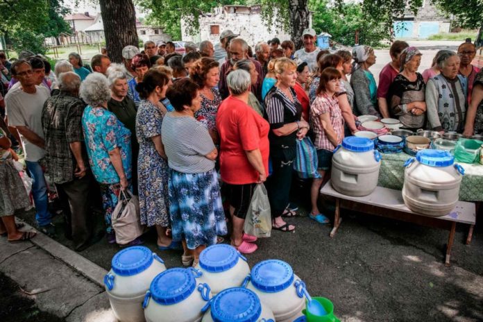 У мережі показали, як в окупованій Макіївці люди стоять у черзі за безкоштовною кашею У мережі показали, як в окупованій Макіївці люди стоять у черзі за безкоштовною кашею