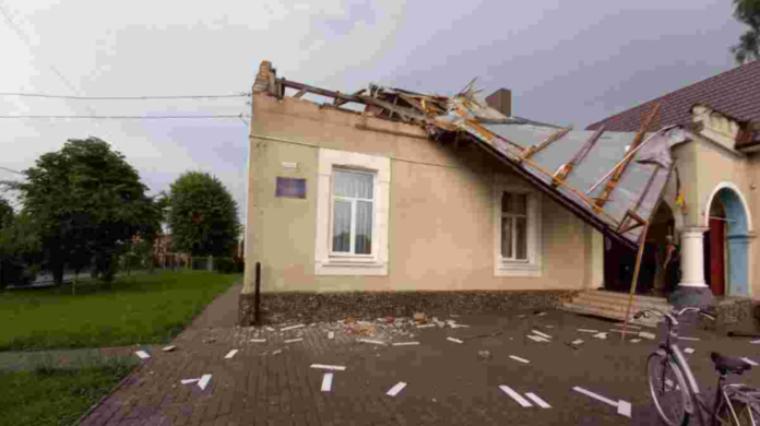 На Львівщині через червневий буревій постраждало чотири школи На Львівщині через червневий буревій постраждало чотири школи