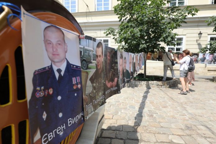 Осінню відкриють фотовиставку, присвячену зниклим на Сході людям Осінню відкриють фотовиставку, присвячену зниклим на Сході людям