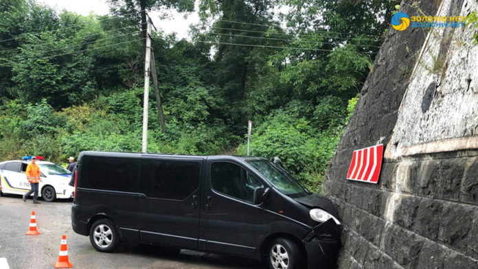 У Золочеві мікроавтобус в’їхав у стіну тунелю У Золочеві мікроавтобус в’їхав у стіну тунелю