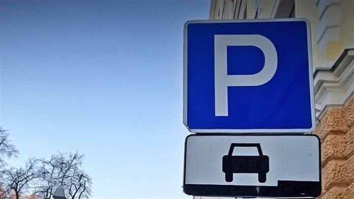 У Львові 5-зірковий готель роздавав фейкові наліпки заради паркування на місцях для людей з інвалідністю (відео) У Львові 5-зірковий готель роздавав фейкові наліпки заради паркування на місцях для людей з інвалідністю (відео)