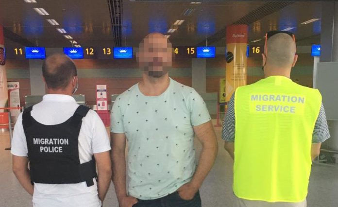 Львівські поліцейські видворили іноземця, який незаконно перебував в Україні Львівські поліцейські видворили іноземця, який незаконно перебував в Україні