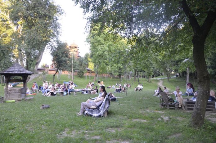 У Львові діє ще одна локація, де показують фільми просто неба У Львові діє ще одна локація, де показують фільми просто неба