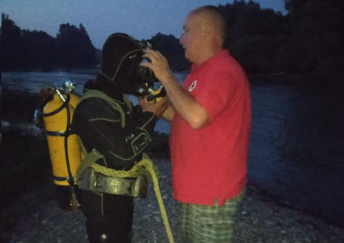 Водолази у річці Стрий майже добу шукають людину Водолази у річці Стрий майже добу шукають людину