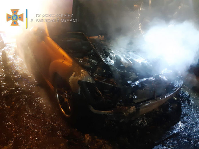 У Львові вночі згорів автомобіль У Львові вночі згорів автомобіль
