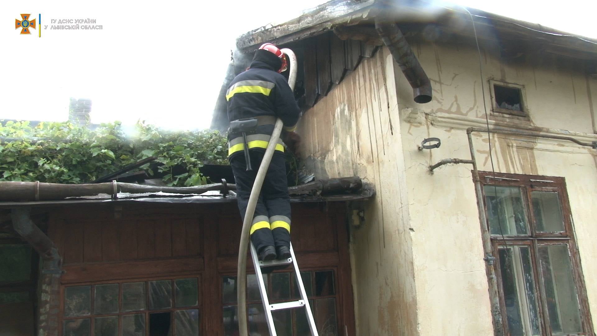 У Львові рятувальники ліквідували пожежу в житловому будинку
