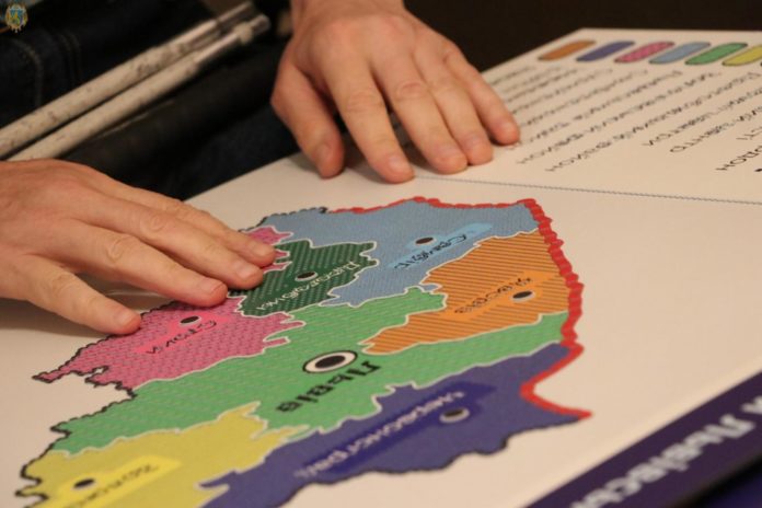 В Українському товаристві сліпих з’явились дві мапи Львівщини зі спеціальним шрифтом Брайля В Українському товаристві сліпих з’явились дві мапи Львівщини зі спеціальним шрифтом Брайля