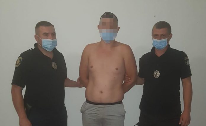 На Львівщині затримали зловмисника, який погрожував водію зброєю На Львівщині затримали зловмисника, який погрожував водію зброєю