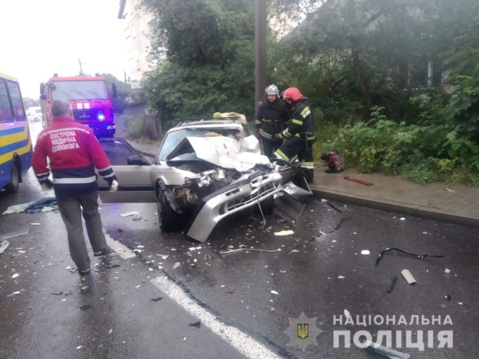 Унаслідок зіткнення автомобіля та рейсового автобуса у Кам’янці-Бузькій постраждало шестеро людей Унаслідок зіткнення автомобіля та рейсового автобуса у Кам’янці-Бузькій постраждало шестеро людей