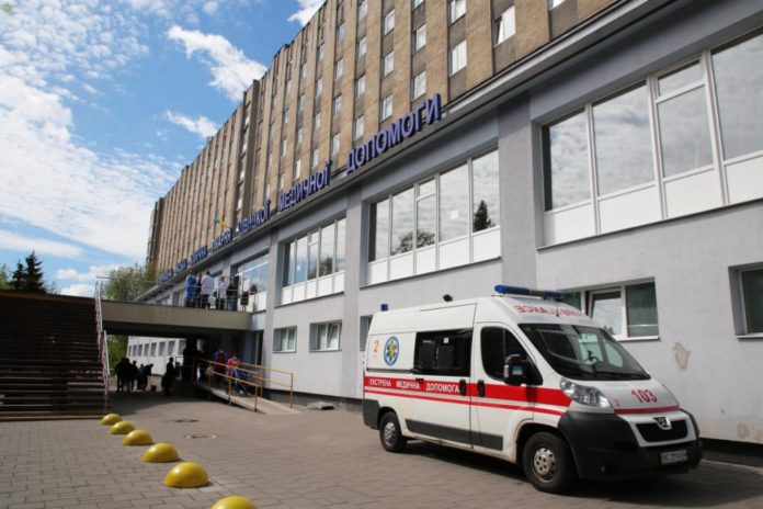 У Львові поранений чоловік напав на медиків “швидкої” У Львові поранений чоловік напав на медиків “швидкої”