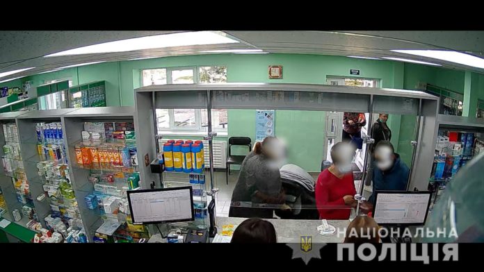 На Львівщині чоловік намагався пограбувати відвідувачку аптеки