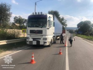 Далекобійник пропонував львівським патрульним хабар, аби уникнути відповідальності за порушення - 3