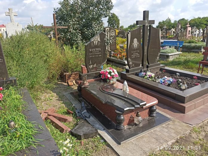 На Жовківському цвинтарі вандали зруйнували надгробок (фото) На Жовківському цвинтарі вандали зруйнували надгробок (фото)