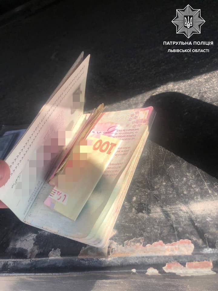 Далекобійник пропонував львівським патрульним хабар, аби уникнути відповідальності за порушення - 2