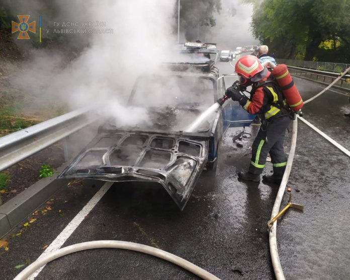 Біля Винників вщент згорів автомобіль (фото) Біля Винників вщент згорів автомобіль (фото)