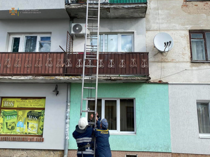 У Радехові рятувальники допомогли літній жінці, яка мешкала сама У Радехові рятувальники допомогли літній жінці, яка мешкала сама