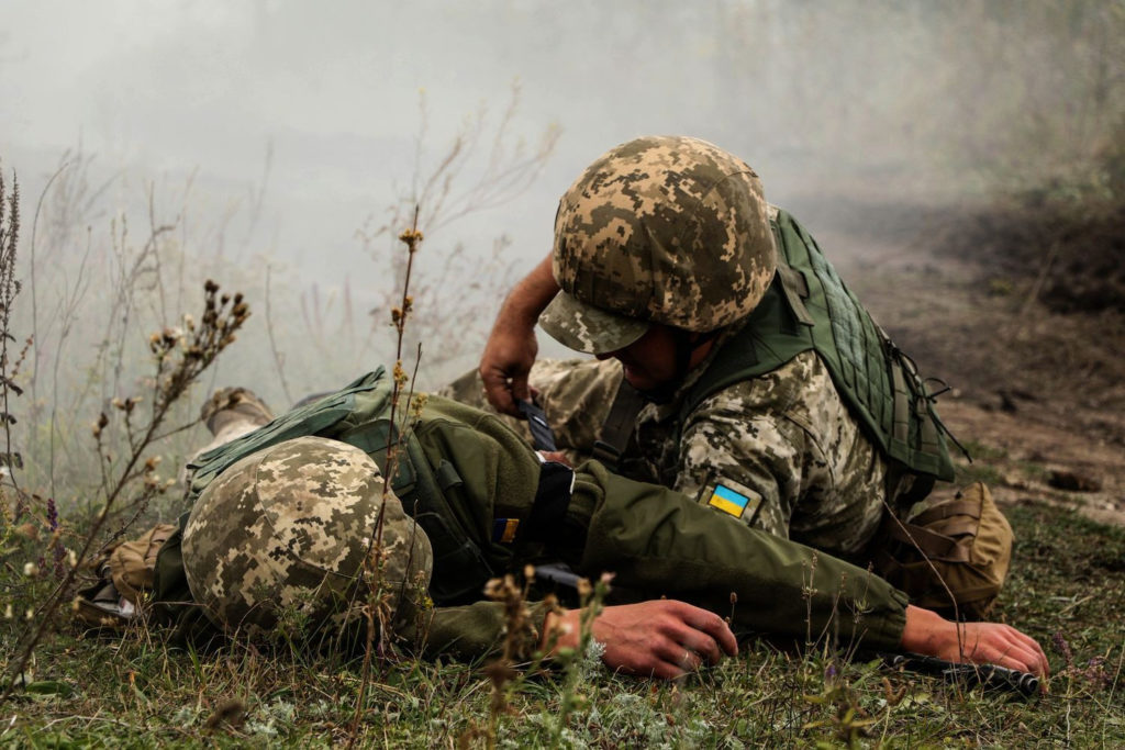 На Донбасі бойовики поранили українського військовослужбовця