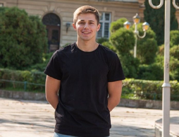 У Львові розшукали юнака, що допомагав рятувати чоловіка, у якого зупинилось серце в трамваї У Львові розшукали юнака, що допомагав рятувати чоловіка, у якого зупинилось серце в трамваї