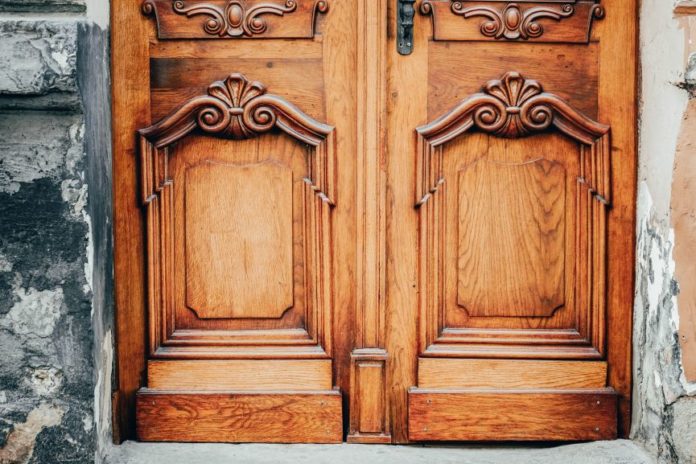 Як на львівській вулиці Пекарській відновили історичні дубові двері (фото)